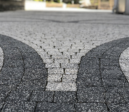 Parke taşı döşenmiş yürüyüş yolu ve peyzaj
